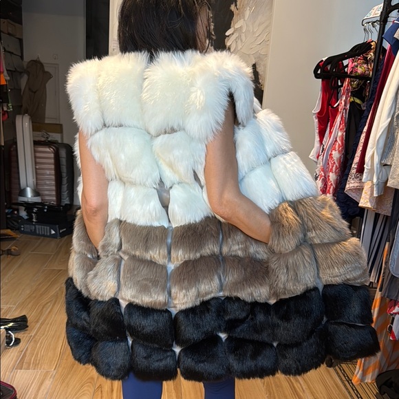 Women's Faux Fur Vest - Picture 8 of 9